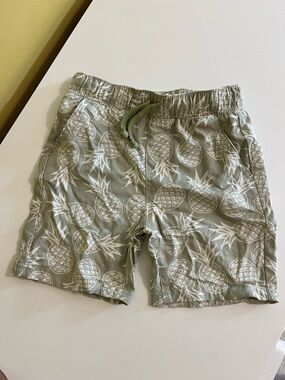 Kid’s Pineapple Print causal Shorts - size 6